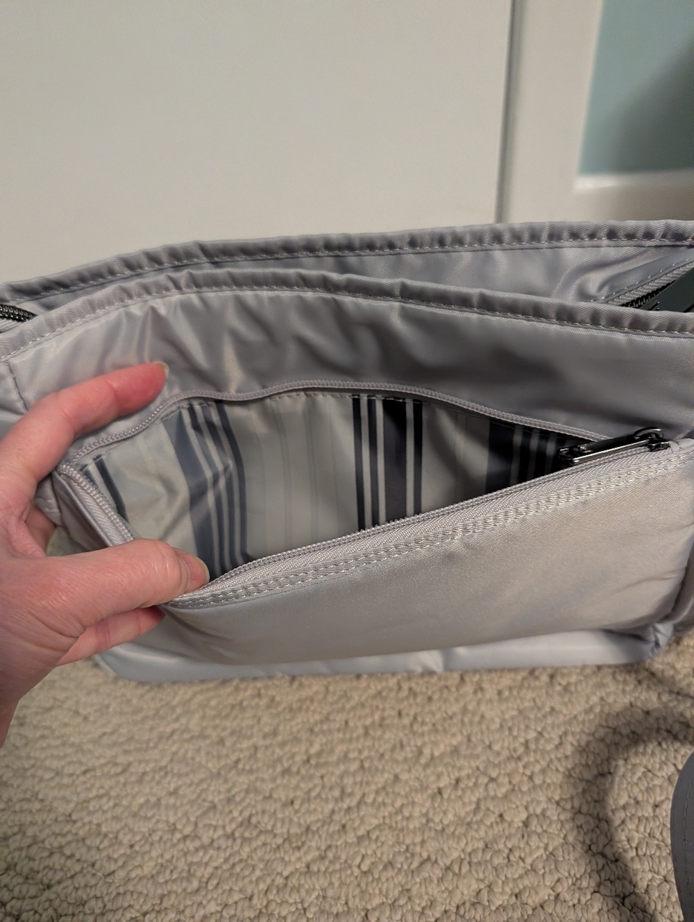 NWT Lug Shimmy LE Cloud Grey Crossbody Bag - Picture 10 of 10